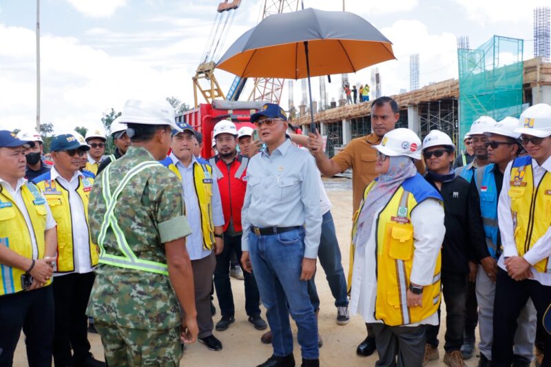 Menteri Pekerjaan Umum, Dody Hanggodo, meninjau langsung progres pembangunan Sekolah Rakyat (SR) di Kabupaten Nagan Raya, Aceh, Minggu (14/6/2026)