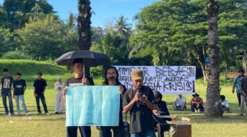 Dari Gerbang Kampus Bukit Indah, Mahasiswa Unimal Gaungkan Seruan “Indonesia Krisis”