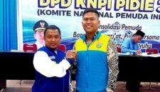 Sekretaris Karateker DPD KNPI Pidie Jaya, Nursaady Ibrahim bersama Ketua Terpilih DPD KNPI Pidie Jaya Marhaban (Dek Boy Garuda)