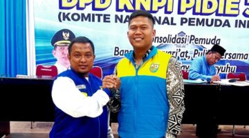 Sekretaris Karateker DPD KNPI Pidie Jaya, Nursaady Ibrahim bersama Ketua Terpilih DPD KNPI Pidie Jaya Marhaban (Dek Boy Garuda)