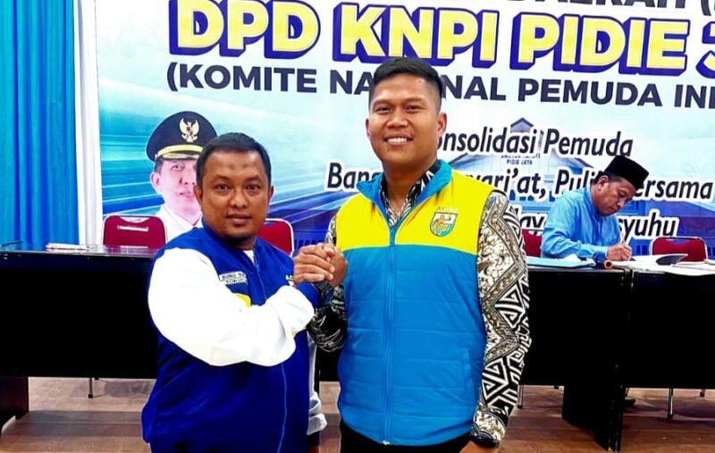 Sekretaris Karateker DPD KNPI Pidie Jaya, Nursaady Ibrahim bersama Ketua Terpilih DPD KNPI Pidie Jaya Marhaban (Dek Boy Garuda)
