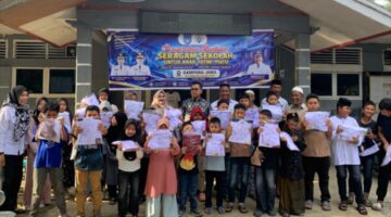 Walikota Langsa Serahkan Bantuan Seragam Sekolah untuk Anak Yatim Piatu di Gampong Jawa
