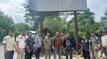 Respon Laporan Warga, Satpol PP-WH Kota Langsa Bongkar Tiang Baliho yang Nyaris Roboh