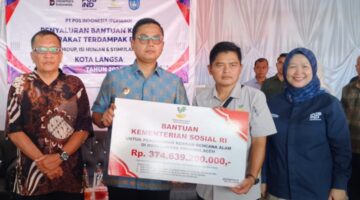 Penyaluran Bantuan Tahap II, Walikota Langsa Tinjau Langsung Penyaluran di Kantor Pos 