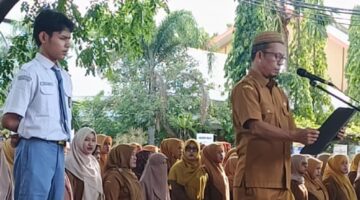 Tak Kuat Genggam Buku, Siap-siap Panggul Batu  Nasihat Brilian Kepala SMKN 2 Banda Aceh di Hari Pertama Sekolah