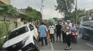 Hindari Tabrakan, Toyota Rush Terjun ke Parit di Mon Geudong, Polisi Gerak Cepat Urai Kemacetan