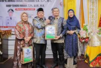 Bupati Pidie Jaya, H. Sibral Malasyi, M.A., menyerahkan cinderamata kepada Kapolres Pidie Jaya lama, AKBP H. Ahmad Faisal Pasaribu, S.H., S.I.K., M.H., pada acara lepas sambut Kapolres Pidie Jaya di Pendopo Bupati, Meureudu, Jumat (17/7/2026). Turut mendampingi istri masing-masing, kegiatan berlangsung hangat dan penuh nuansa adat Aceh.