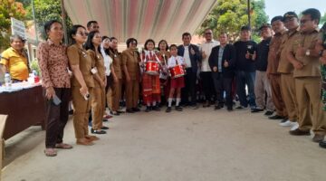 Brando Hutahaean Serahkan Bantuan Drumband Lengkap dari Alumni ke UPTD SD Negeri Pardomuan Nauli