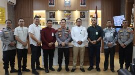 Kapolres Pidie Jaya, AKBP Tendri Wardi, S.Pt., S.I.K., M.H., berfoto bersama Pimpinan Cabang Bank Aceh Syariah Meureudu, M. Reza Syahrizal, beserta jajaran usai kegiatan silaturahmi di ruang kerja Kapolres Pidie Jaya, Senin (3/8/2026). Pertemuan tersebut bertujuan memperkuat sinergi dalam menjaga keamanan serta meningkatkan pelayanan kepada masyarakat.