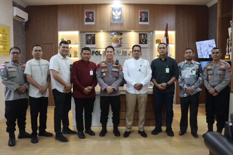 Kapolres Pidie Jaya, AKBP Tendri Wardi, S.Pt., S.I.K., M.H., berfoto bersama Pimpinan Cabang Bank Aceh Syariah Meureudu, M. Reza Syahrizal, beserta jajaran usai kegiatan silaturahmi di ruang kerja Kapolres Pidie Jaya, Senin (3/8/2026). Pertemuan tersebut bertujuan memperkuat sinergi dalam menjaga keamanan serta meningkatkan pelayanan kepada masyarakat.
