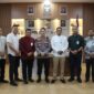 Kapolres Pidie Jaya, AKBP Tendri Wardi, S.Pt., S.I.K., M.H., berfoto bersama Pimpinan Cabang Bank Aceh Syariah Meureudu, M. Reza Syahrizal, beserta jajaran usai kegiatan silaturahmi di ruang kerja Kapolres Pidie Jaya, Senin (3/8/2026). Pertemuan tersebut bertujuan memperkuat sinergi dalam menjaga keamanan serta meningkatkan pelayanan kepada masyarakat.