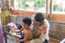 Foto dok

Aipda Jonni Rahmad, personel Polres Pidie Jaya, menggendong dan menenangkan salah satu dari lima bersaudara di Desa Mulieng, Kecamatan Meureudu, saat menyambangi kediaman mereka untuk menyalurkan bantuan. Anak-anak tersebut hidup mandiri setelah ditinggalkan orang tuanya, dalam kondisi ekonomi yang memprihatinkan.