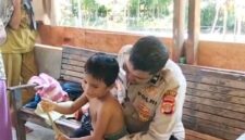 Foto dok

Aipda Jonni Rahmad, personel Polres Pidie Jaya, menggendong dan menenangkan salah satu dari lima bersaudara di Desa Mulieng, Kecamatan Meureudu, saat menyambangi kediaman mereka untuk menyalurkan bantuan. Anak-anak tersebut hidup mandiri setelah ditinggalkan orang tuanya, dalam kondisi ekonomi yang memprihatinkan.