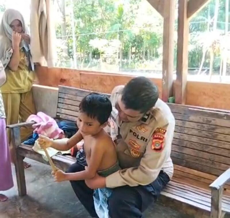 Foto dok

Aipda Jonni Rahmad, personel Polres Pidie Jaya, menggendong dan menenangkan salah satu dari lima bersaudara di Desa Mulieng, Kecamatan Meureudu, saat menyambangi kediaman mereka untuk menyalurkan bantuan. Anak-anak tersebut hidup mandiri setelah ditinggalkan orang tuanya, dalam kondisi ekonomi yang memprihatinkan.