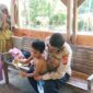 Foto dok

Aipda Jonni Rahmad, personel Polres Pidie Jaya, menggendong dan menenangkan salah satu dari lima bersaudara di Desa Mulieng, Kecamatan Meureudu, saat menyambangi kediaman mereka untuk menyalurkan bantuan. Anak-anak tersebut hidup mandiri setelah ditinggalkan orang tuanya, dalam kondisi ekonomi yang memprihatinkan.