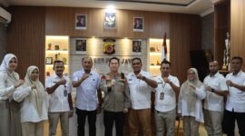 Kapolres Pidie Jaya AKBP Tendri Wardi, S.Pt., S.I.K., M.H. menerima kunjungan silaturahmi dari Kasubbag Umum BNNK Pidie Jaya Fakriyadi, S.H.I. di Mapolres Pidie Jaya, Gampong Teungklut, Kecamatan Trienggadeng, Kabupaten Pidie Jaya, Kamis (6/8/2026) pukul 10.00 WIB.