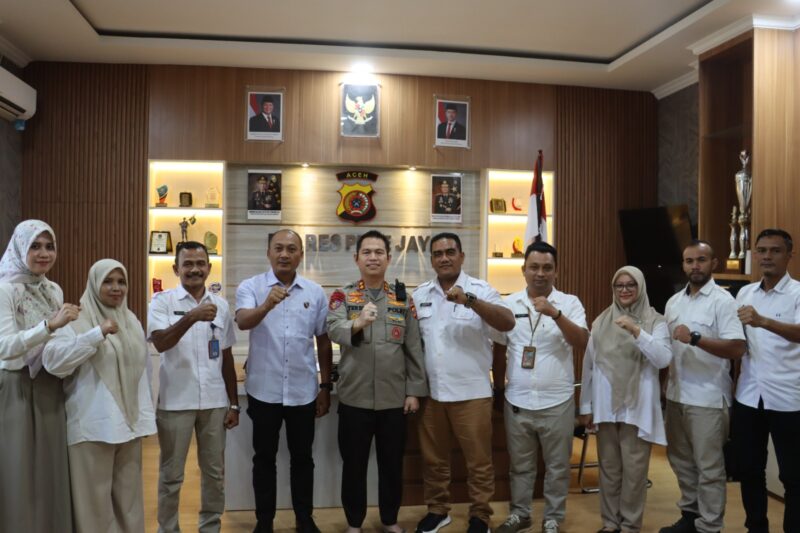 Kapolres Pidie Jaya AKBP Tendri Wardi, S.Pt., S.I.K., M.H. menerima kunjungan silaturahmi dari Kasubbag Umum BNNK Pidie Jaya Fakriyadi, S.H.I. di Mapolres Pidie Jaya, Gampong Teungklut, Kecamatan Trienggadeng, Kabupaten Pidie Jaya, Kamis (6/8/2026) pukul 10.00 WIB.