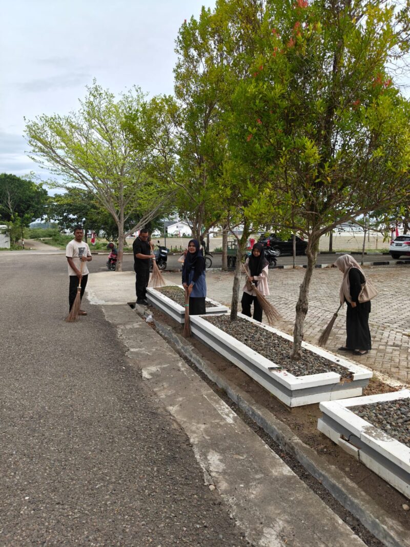 kegiatan gotong royong bersama yang melibatkan seluruh Satuan Kerja Perangkat Kabupaten (SKPK), Jumat (7/8/2026)