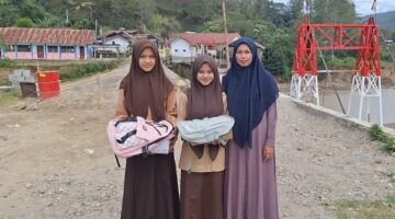DARI SEUTAS KAWAT, MENUJU MIMPI BESAR. Jahra dan Novi Terima Bantuan Tas dan Sepatu dari Wapres