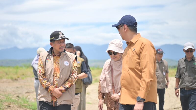 menyambut dan mendampingi tim pemerintah pusat meninjau langsung sejumlah lokasi terdampak banjir hidrometeorologi di Kabupaten Pidie Jaya, Sabtu (8/8/2026). 