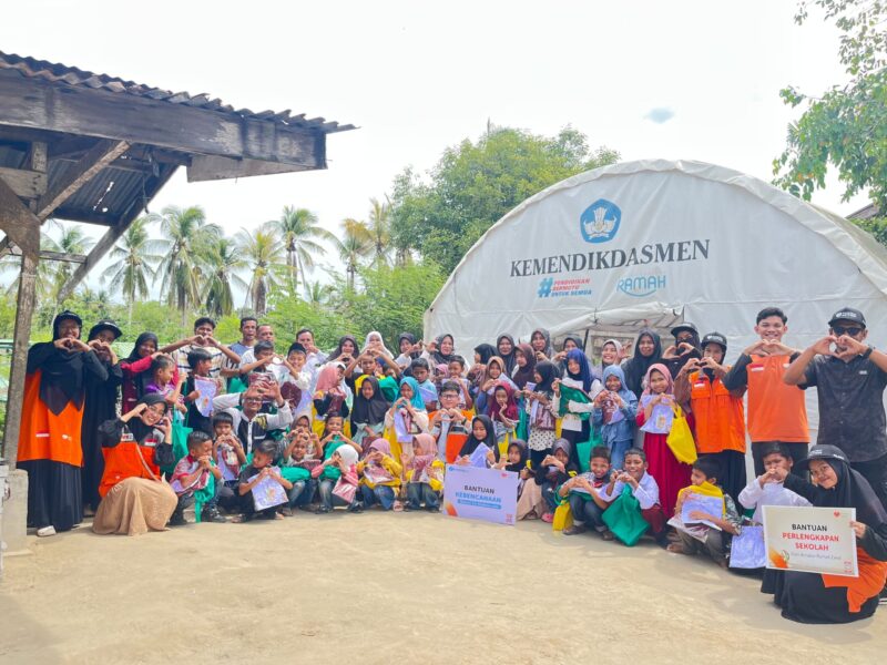 Rumah Zakat dan Kitabisa.com Salurkan Kipas Angin, Seragam, dan Alat Tulis untuk SDN 5 Peusangan Siblah Krueng