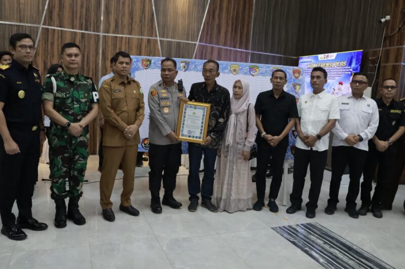 Kapolda Aceh Berikan Penghargaan atas Jasa Almarhum Pratu Galuh Nugraha
