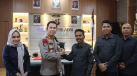 Kapolres Pidie Jaya, AKBP Tendri Wardi, S.Pt., S.I.K., M.H., menerima kunjungan silaturahmi Ketua Bawaslu Pidie Jaya, Fajri M. Kasem, S.Pd., beserta jajaran komisioner di Mapolres Pidie Jaya, Gampong Teungklut, Kecamatan Trienggadeng, Rabu (12/7/2026) pukul 09.00 WIB.