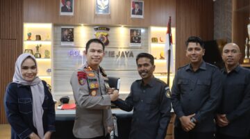 Kapolres Pidie Jaya, AKBP Tendri Wardi, S.Pt., S.I.K., M.H., menerima kunjungan silaturahmi Ketua Bawaslu Pidie Jaya, Fajri M. Kasem, S.Pd., beserta jajaran komisioner di Mapolres Pidie Jaya, Gampong Teungklut, Kecamatan Trienggadeng, Rabu (12/7/2026) pukul 09.00 WIB.