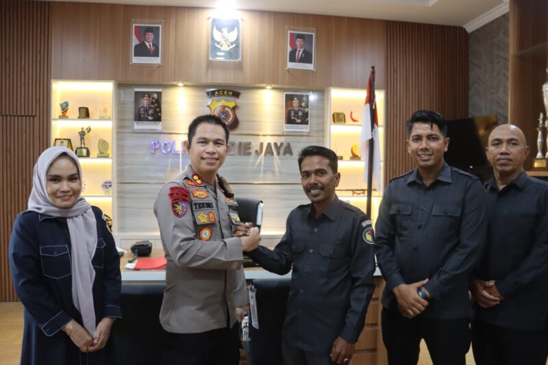 Kapolres Pidie Jaya, AKBP Tendri Wardi, S.Pt., S.I.K., M.H., menerima kunjungan silaturahmi Ketua Bawaslu Pidie Jaya, Fajri M. Kasem, S.Pd., beserta jajaran komisioner di Mapolres Pidie Jaya, Gampong Teungklut, Kecamatan Trienggadeng, Rabu (12/7/2026) pukul 09.00 WIB.