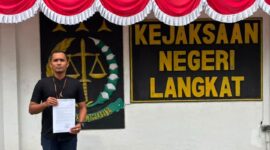 Kepala Perwakilan Jaringan Advokasi Rakyat Indonesia Provinsi Sumatera Utara, Teuku Raja Muda, menyerahkan surat dukungan pengusutan TPPU Mantan Kadis Pendidikan Langkat, Saiful Abdi ke Kejari Langkat