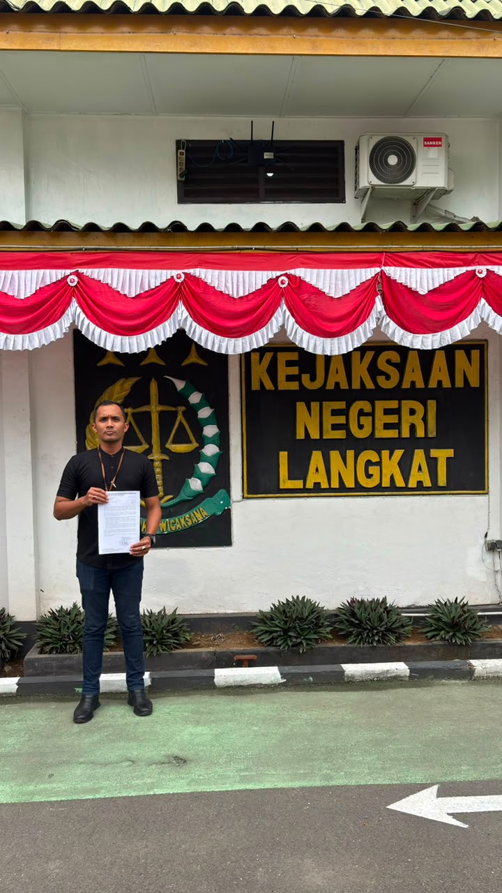Kepala Perwakilan Jaringan Advokasi Rakyat Indonesia Provinsi Sumatera Utara, Teuku Raja Muda, menyerahkan surat dukungan pengusutan TPPU Mantan Kadis Pendidikan Langkat, Saiful Abdi ke Kejari Langkat