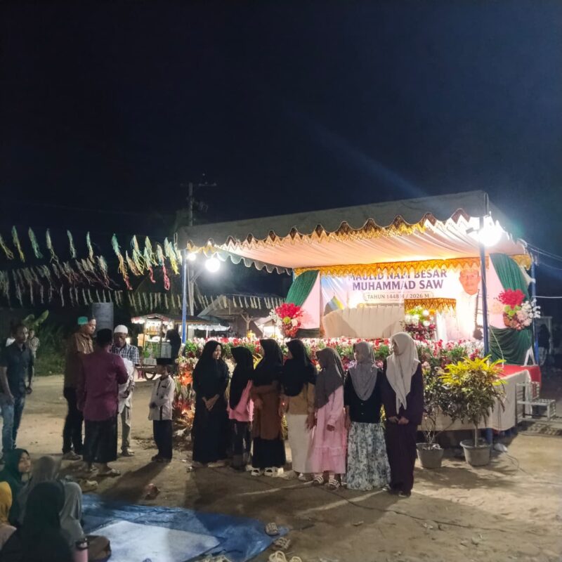 warga Gampong Blang Awe serta warga kompleks perumahan yang berada di sekitar desa.