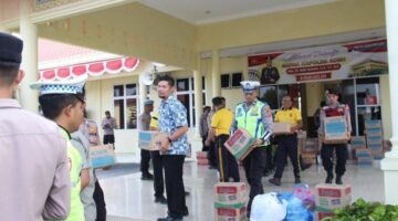 Polres Gayo Lues Turun Langsung Bantu Korban Kebakaran Lukup Baru, Personel Bersihkan Puing Rumah