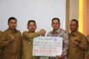 Bupati Pidie Jaya, H. Sibral Malasyi, menerima secara simbolis pelimpahan dividen PT Bank Aceh Syariah Tahun Buku 2025 sebesar Rp2,07 miliar bersama jajaran pejabat Pemkab Pidie Jaya di ruang kerja Bupati, Senin (3/8/2026). Penyerahan tersebut juga disertai zakat perusahaan senilai Rp400 juta sebagai bentuk kontribusi Bank Aceh dalam mendukung pembangunan daerah dan kesejahteraan masyarakat.