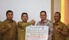 Bupati Pidie Jaya, H. Sibral Malasyi, menerima secara simbolis pelimpahan dividen PT Bank Aceh Syariah Tahun Buku 2025 sebesar Rp2,07 miliar bersama jajaran pejabat Pemkab Pidie Jaya di ruang kerja Bupati, Senin (3/8/2026). Penyerahan tersebut juga disertai zakat perusahaan senilai Rp400 juta sebagai bentuk kontribusi Bank Aceh dalam mendukung pembangunan daerah dan kesejahteraan masyarakat.