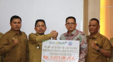 Bupati Pidie Jaya, H. Sibral Malasyi, menerima secara simbolis pelimpahan dividen PT Bank Aceh Syariah Tahun Buku 2025 sebesar Rp2,07 miliar bersama jajaran pejabat Pemkab Pidie Jaya di ruang kerja Bupati, Senin (3/8/2026). Penyerahan tersebut juga disertai zakat perusahaan senilai Rp400 juta sebagai bentuk kontribusi Bank Aceh dalam mendukung pembangunan daerah dan kesejahteraan masyarakat.