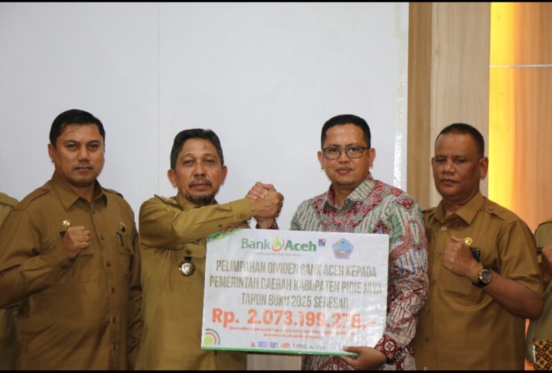 Bupati Pidie Jaya, H. Sibral Malasyi, menerima secara simbolis pelimpahan dividen PT Bank Aceh Syariah Tahun Buku 2025 sebesar Rp2,07 miliar bersama jajaran pejabat Pemkab Pidie Jaya di ruang kerja Bupati, Senin (3/8/2026). Penyerahan tersebut juga disertai zakat perusahaan senilai Rp400 juta sebagai bentuk kontribusi Bank Aceh dalam mendukung pembangunan daerah dan kesejahteraan masyarakat.
