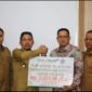 Bupati Pidie Jaya, H. Sibral Malasyi, menerima secara simbolis pelimpahan dividen PT Bank Aceh Syariah Tahun Buku 2025 sebesar Rp2,07 miliar bersama jajaran pejabat Pemkab Pidie Jaya di ruang kerja Bupati, Senin (3/8/2026). Penyerahan tersebut juga disertai zakat perusahaan senilai Rp400 juta sebagai bentuk kontribusi Bank Aceh dalam mendukung pembangunan daerah dan kesejahteraan masyarakat.