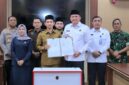 Bupati Tarmizi menandatanganan MoU terkait Pembentukan ULT P4GN dengan Badan Narkotika Nasional (BNN) Provinsi Aceh, Foto Dok: Timelinesinews.com