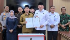 Bupati Tarmizi menandatanganan MoU terkait Pembentukan ULT P4GN dengan Badan Narkotika Nasional (BNN) Provinsi Aceh, Foto Dok: Timelinesinews.com
