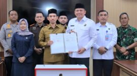 Bupati Tarmizi menandatanganan MoU terkait Pembentukan ULT P4GN dengan Badan Narkotika Nasional (BNN) Provinsi Aceh, Foto Dok: Timelinesinews.com