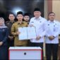 Bupati Tarmizi menandatanganan MoU terkait Pembentukan ULT P4GN dengan Badan Narkotika Nasional (BNN) Provinsi Aceh, Foto Dok: Timelinesinews.com