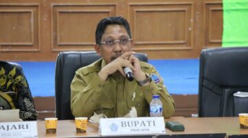 Rapat Evaluasi Masa Transisi Darurat dan Penetapan Status Penanganan Pascabencana banjir dan longsor yang dipimpin langsung oleh Sibral Malasyi, Senin (3/8/2026), di Aula Cot Trieng I Lantai III Kantor Bupati