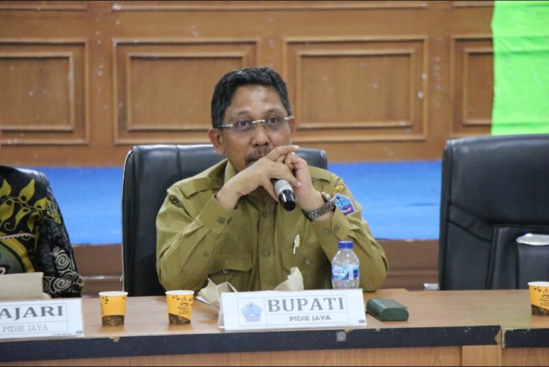Rapat Evaluasi Masa Transisi Darurat dan Penetapan Status Penanganan Pascabencana banjir dan longsor yang dipimpin langsung oleh Sibral Malasyi, Senin (3/8/2026), di Aula Cot Trieng I Lantai III Kantor Bupati