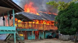 Kebakaran hebat melanda kompleks Dayah Istiqamatuddin Rauzatul Jannah yang berlokasi di Gampong Blang Kuta Barat, Kecamatan Bandar Dua, Kabupaten Pidie Jaya, Aceh, pada Selasa (4/8/2026) sekitar pukul 12.13 WIB.