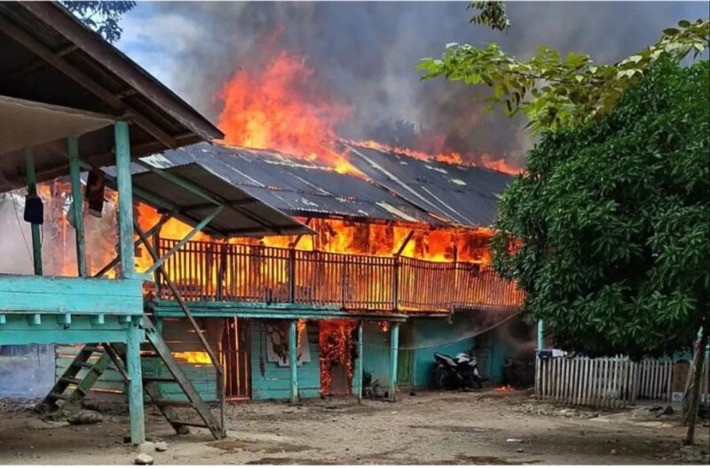 Kebakaran hebat melanda kompleks Dayah Istiqamatuddin Rauzatul Jannah yang berlokasi di Gampong Blang Kuta Barat, Kecamatan Bandar Dua, Kabupaten Pidie Jaya, Aceh, pada Selasa (4/8/2026) sekitar pukul 12.13 WIB.