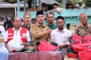 Keterangan Foto:

Bupati Pidie Jaya, H. Sibral Malasyi, didampingi PMI, BPBD, dan unsur terkait, menyerahkan bantuan masa panik kepada pengurus Dayah Istiqamatuddin Raudhatul Jannah di Kecamatan Bandar Dua, usai musibah kebakaran yang melanda kompleks dayah tersebut.