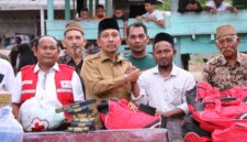 Keterangan Foto:
Bupati Pidie Jaya, H. Sibral Malasyi, didampingi PMI, BPBD, dan unsur terkait, menyerahkan bantuan masa panik kepada pengurus Dayah Istiqamatuddin Raudhatul Jannah di Kecamatan Bandar Dua, usai musibah kebakaran yang melanda kompleks dayah tersebut.