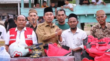 Keterangan Foto:
Bupati Pidie Jaya, H. Sibral Malasyi, didampingi PMI, BPBD, dan unsur terkait, menyerahkan bantuan masa panik kepada pengurus Dayah Istiqamatuddin Raudhatul Jannah di Kecamatan Bandar Dua, usai musibah kebakaran yang melanda kompleks dayah tersebut.