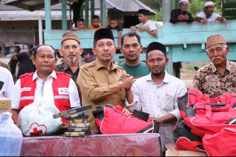 Keterangan Foto:

Bupati Pidie Jaya, H. Sibral Malasyi, didampingi PMI, BPBD, dan unsur terkait, menyerahkan bantuan masa panik kepada pengurus Dayah Istiqamatuddin Raudhatul Jannah di Kecamatan Bandar Dua, usai musibah kebakaran yang melanda kompleks dayah tersebut.